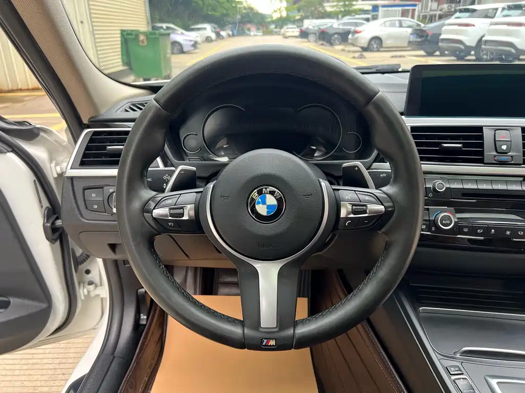 BMW 3 Series 2019 — фото 10
