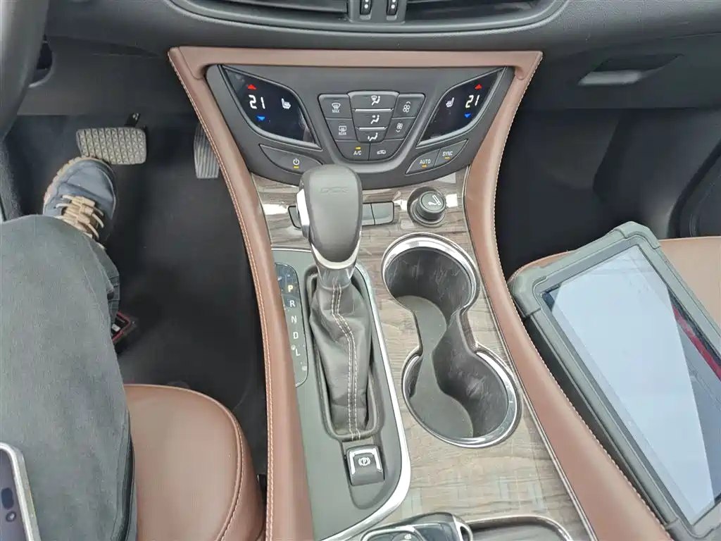 Buick Envision Plus 2017 — фото 10