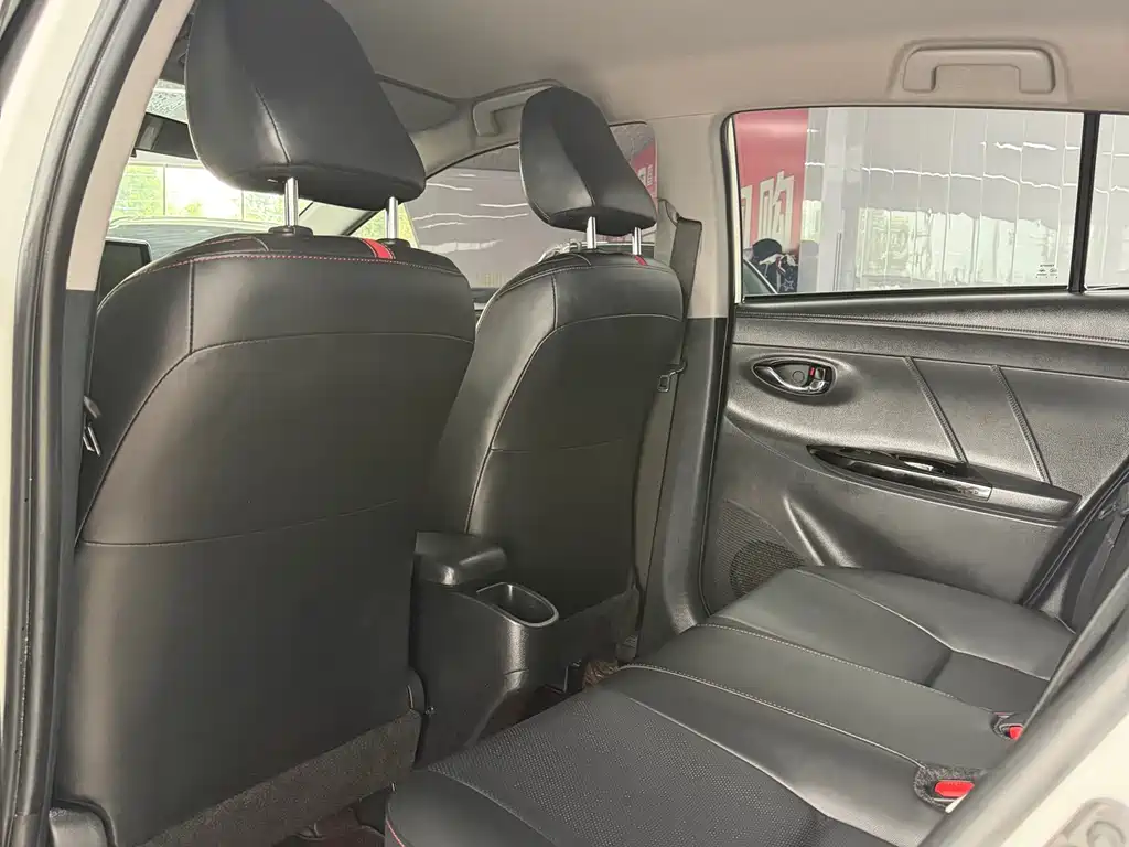 Toyota Yaris L 2022 — фото 13