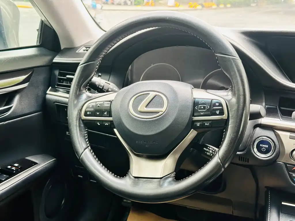 Lexus ES 2018 — фото 25