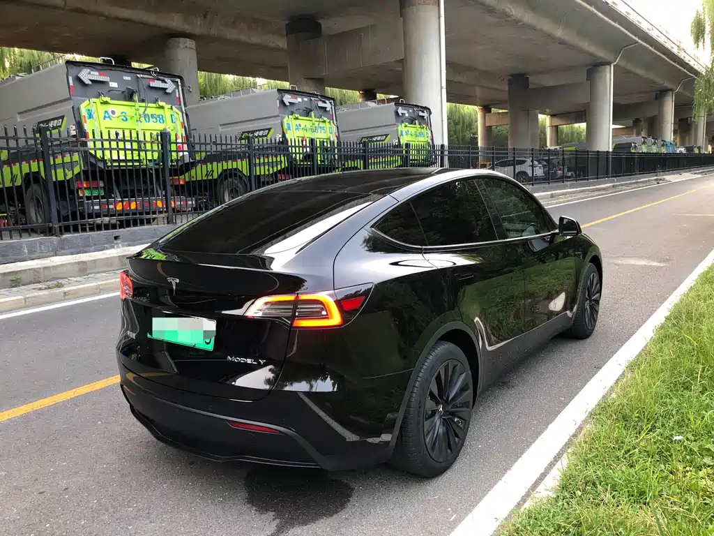 Tesla Model Y 2023 — фото 14