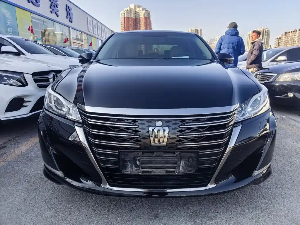 Toyota Crown 2018 — фото 1