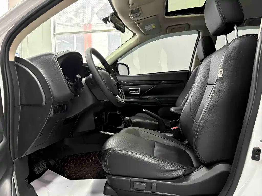 Mitsubishi Outlander 2017 — фото 13