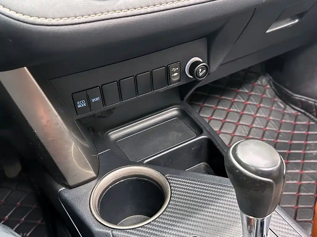 Toyota RAV4 2016 — фото 16