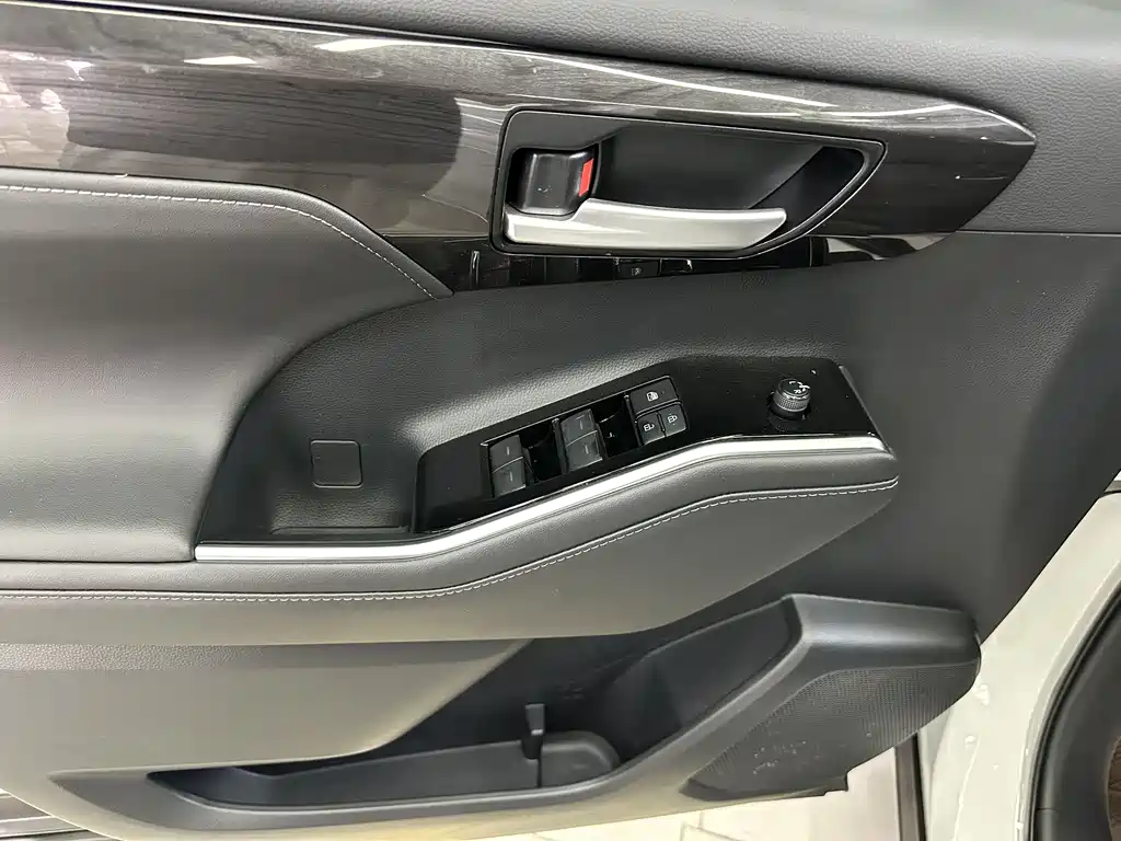 Toyota Crown Kluger 2024