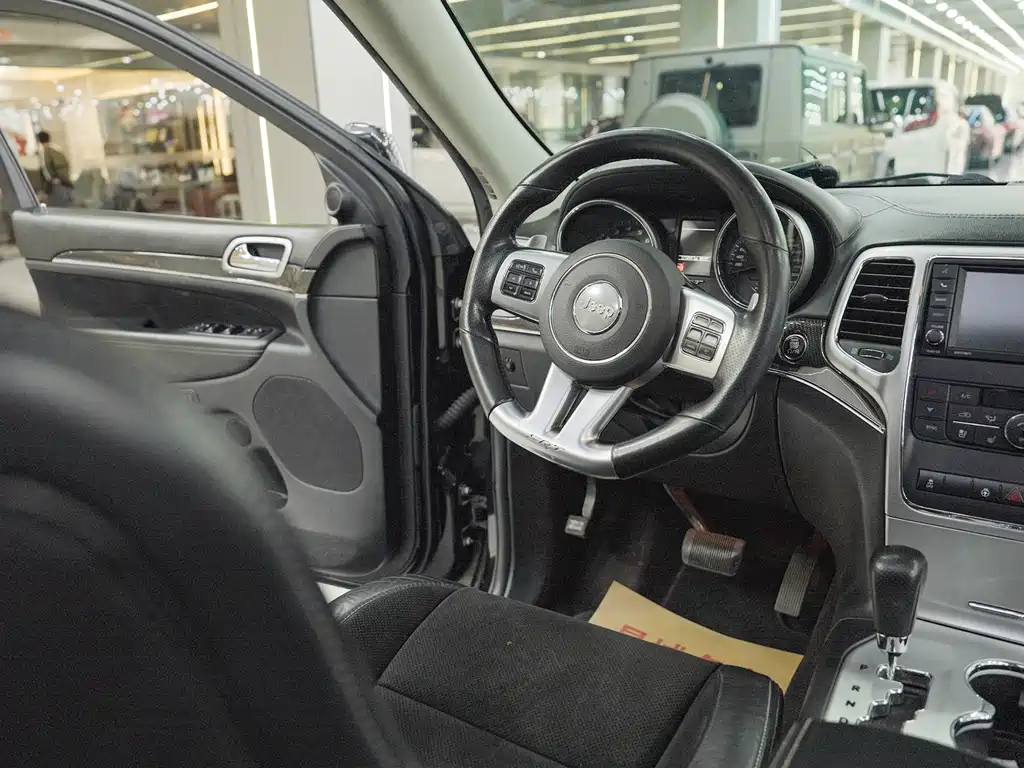 Jeep Grand Cherokee SRT 2012 — фото 15
