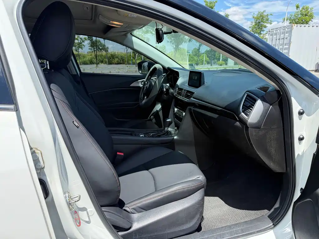 Mazda 3 Axela 2019 — фото 12