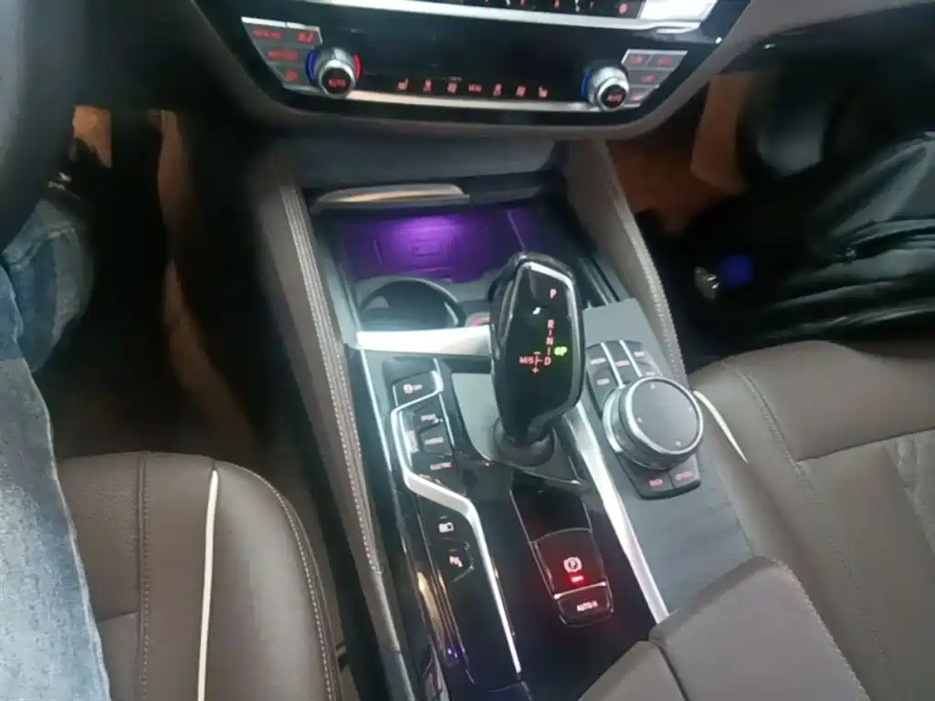 BMW 5 Series New Energy 2021 — фото 14