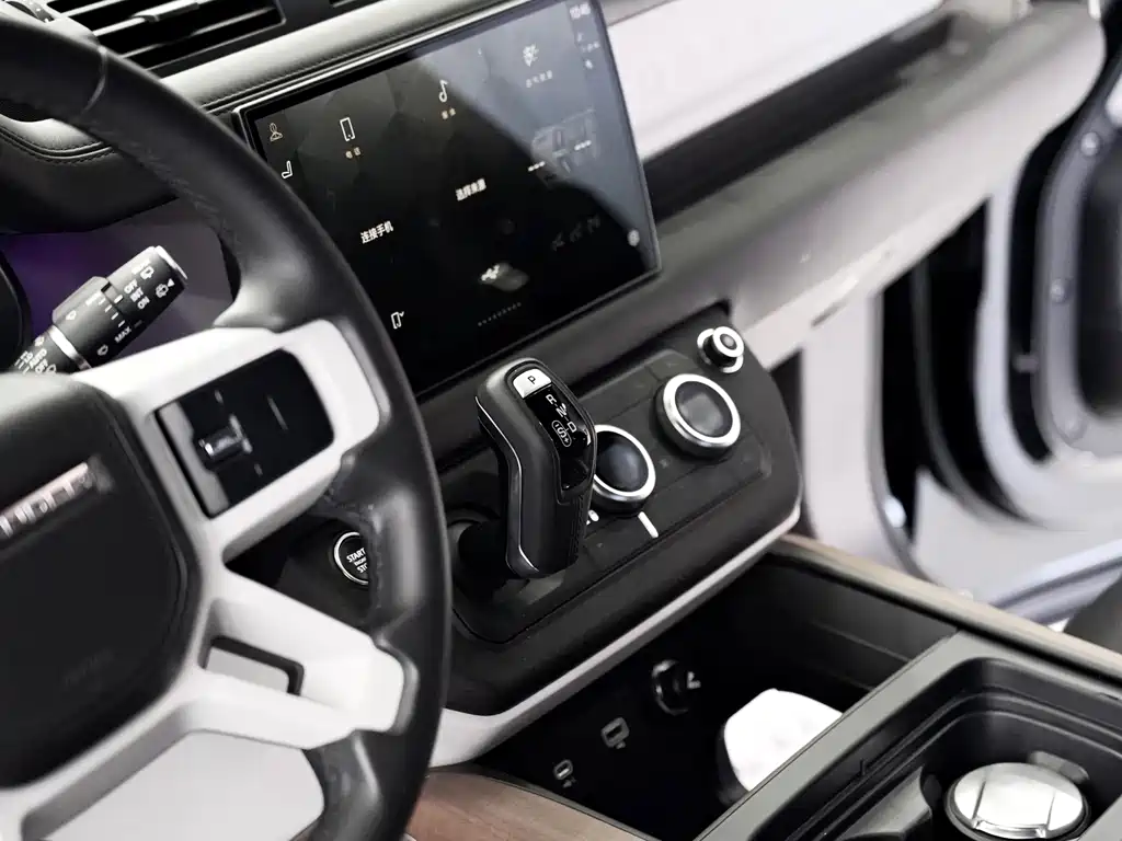 Land Rover Defender 2023 — фото 12