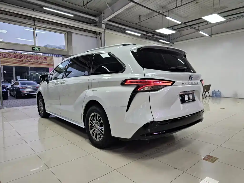 Toyota Sienna 2023 — фото 23