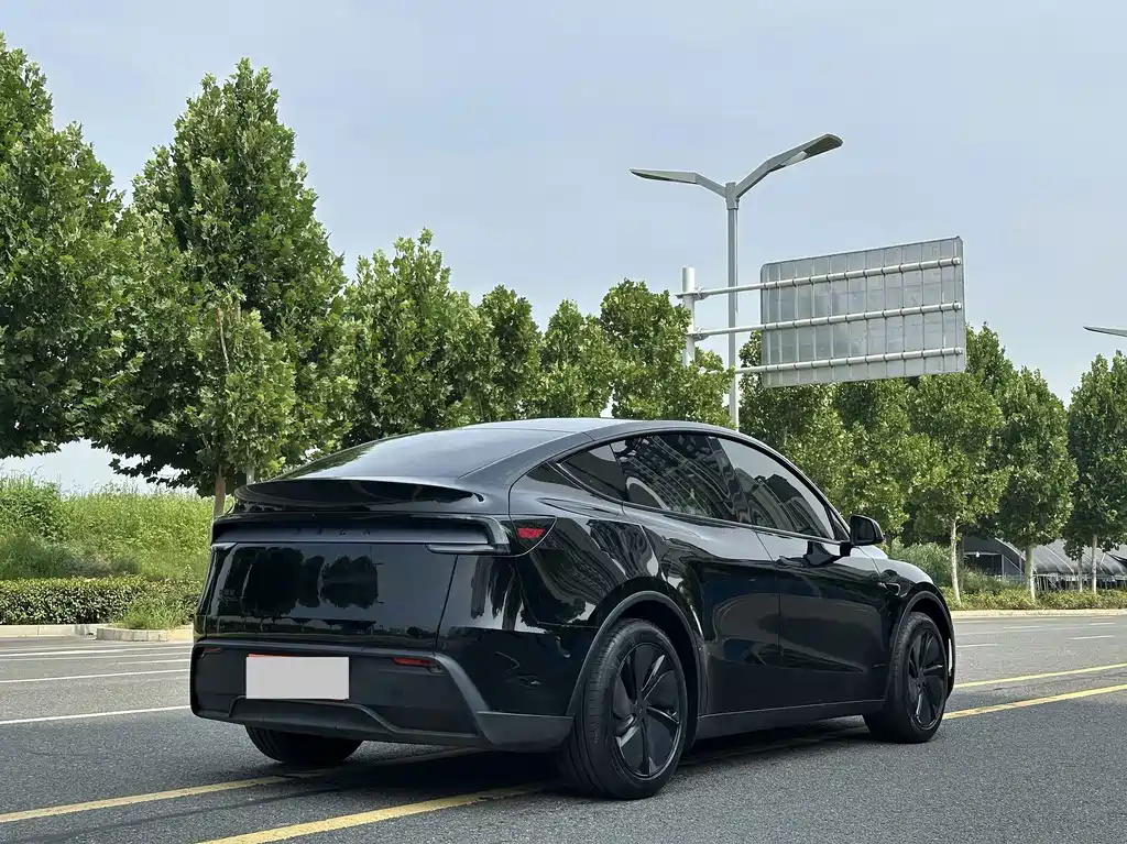 Tesla Model Y 2026 — фото 10