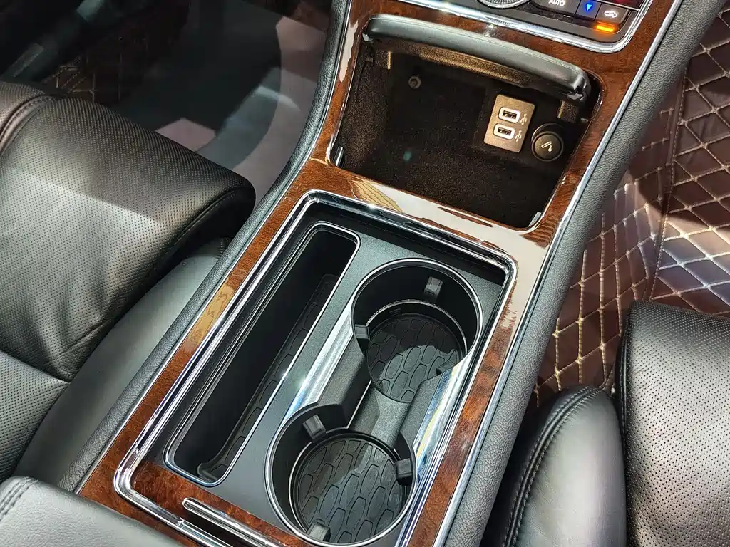Lincoln Continental 2017 — фото 19
