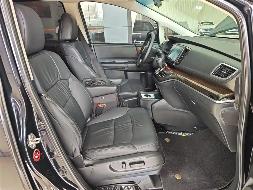 Honda Odyssey 2018 — фото 25