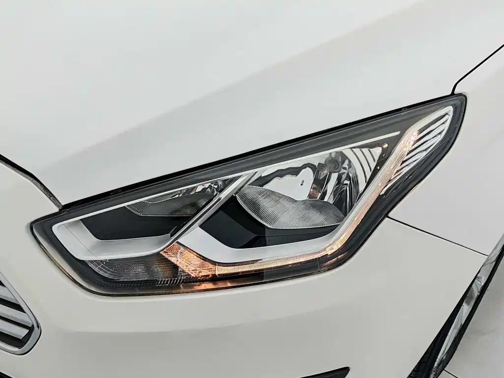 Ford Escort 2016 — фото 10