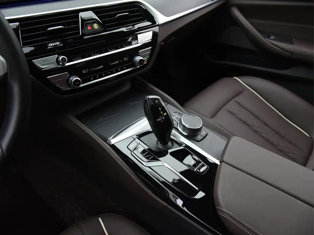 BMW 5 Series 2023 — фото 10