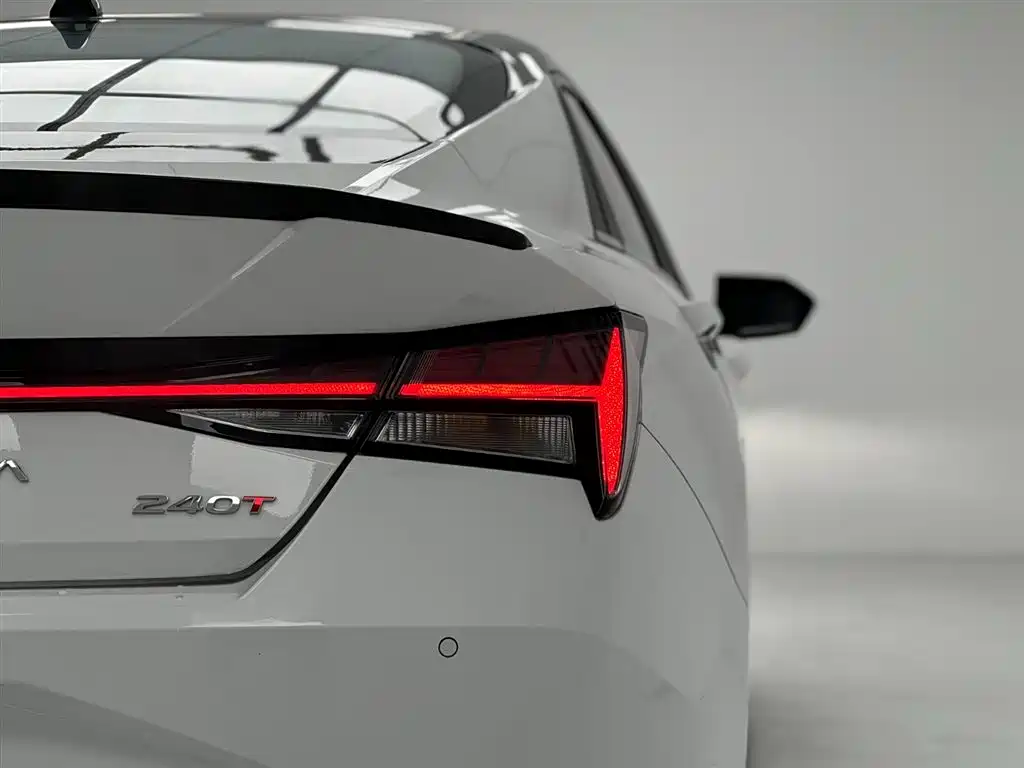 Hyundai Elantra 2023 — фото 10