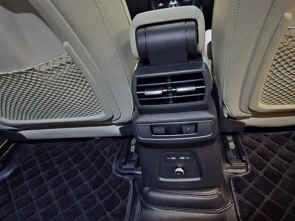 Audi Q4 e-tron 2022 — фото 16