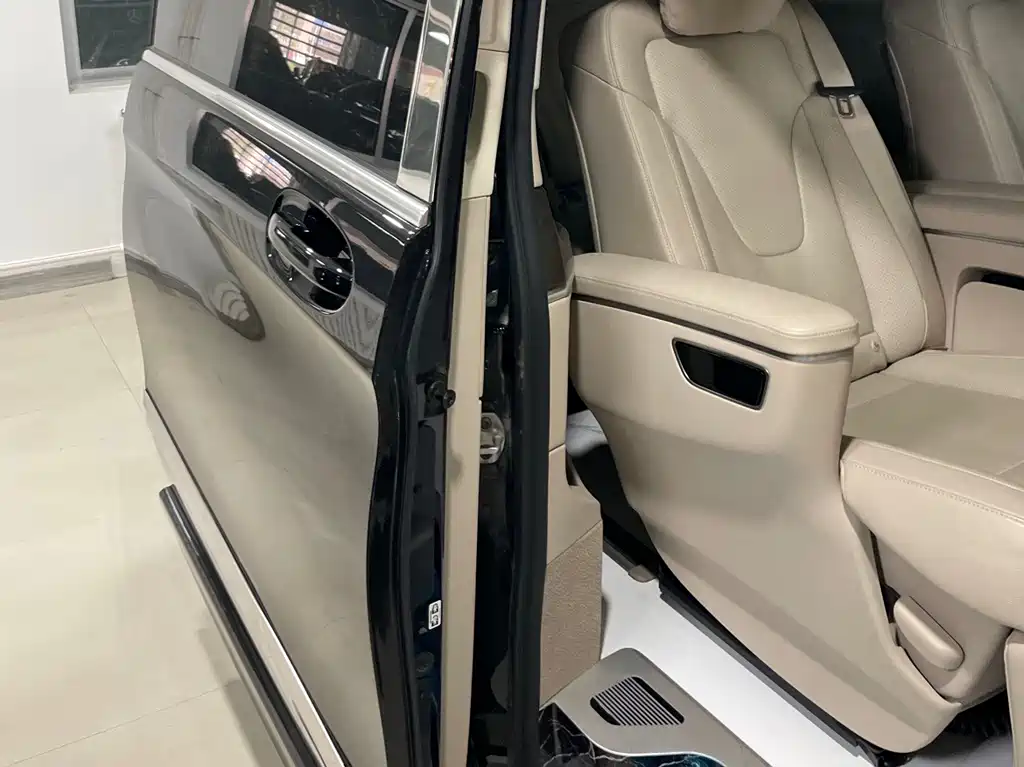 Mercedes-Benz V-Class 2023 — фото 18