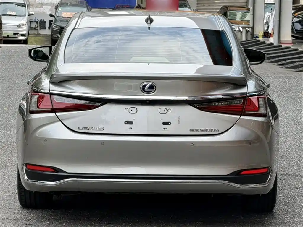 Lexus ES 2022 — фото 11
