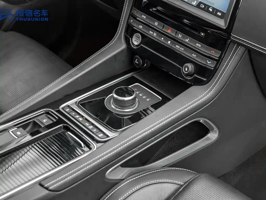 Jaguar F-PACE 2018 — фото 17