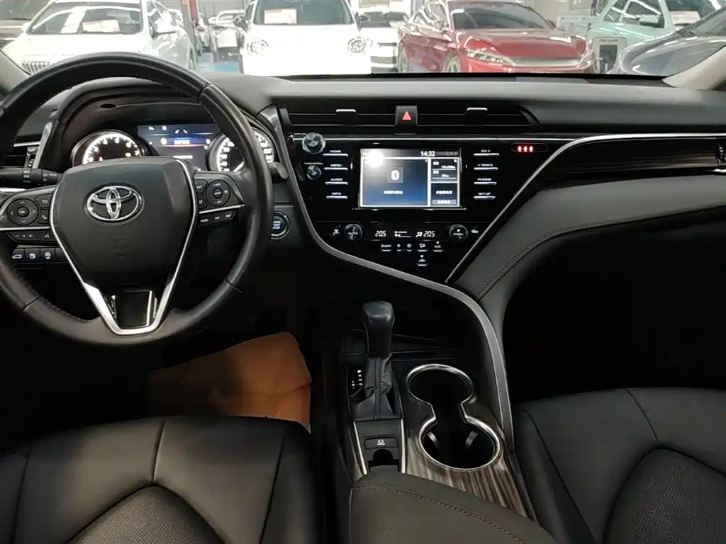 Toyota Camry 2018 — фото 14