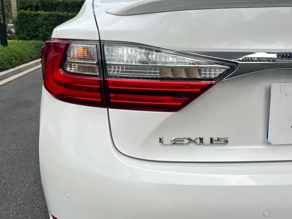 Lexus ES 2016 — фото 10