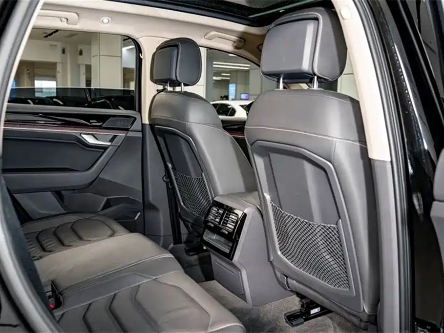 Volkswagen Touareg 2023 — фото 25