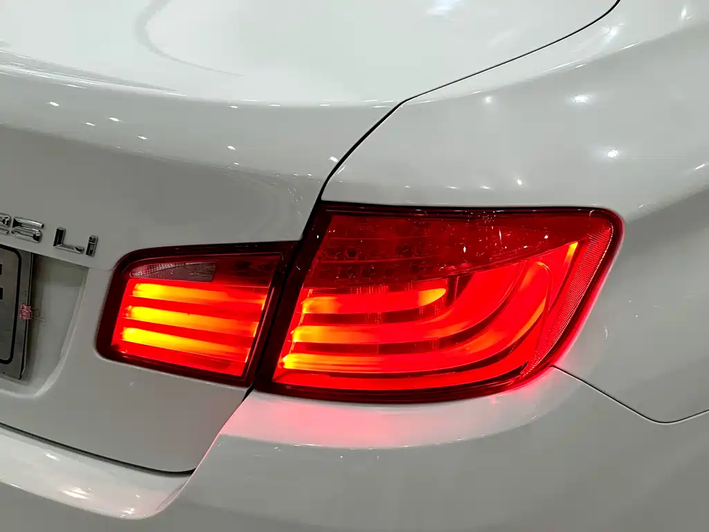 BMW 5 Series 2013 — фото 18