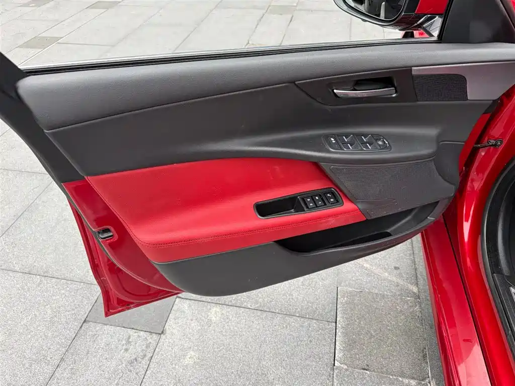 Jaguar XE 2017 — фото 6