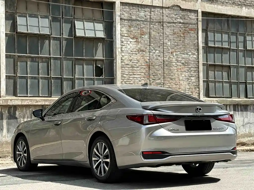 Lexus ES 2019 — фото 19