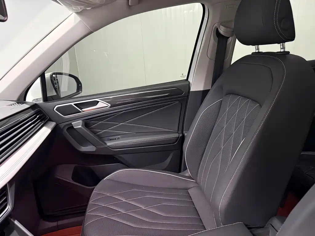 Volkswagen Tiguan L 2023 — фото 9
