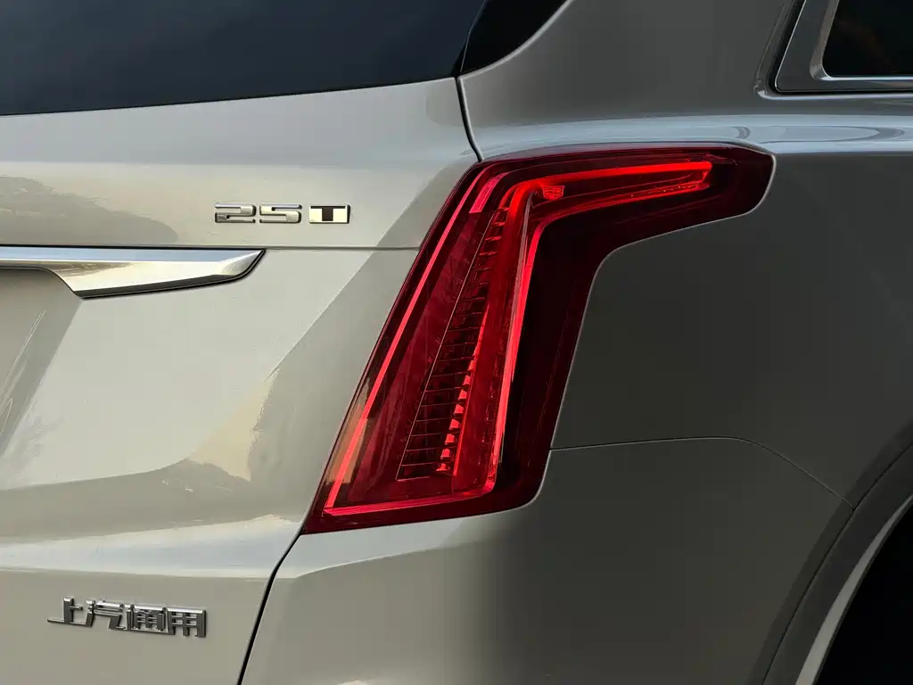 Cadillac XT5 2017 — фото 9