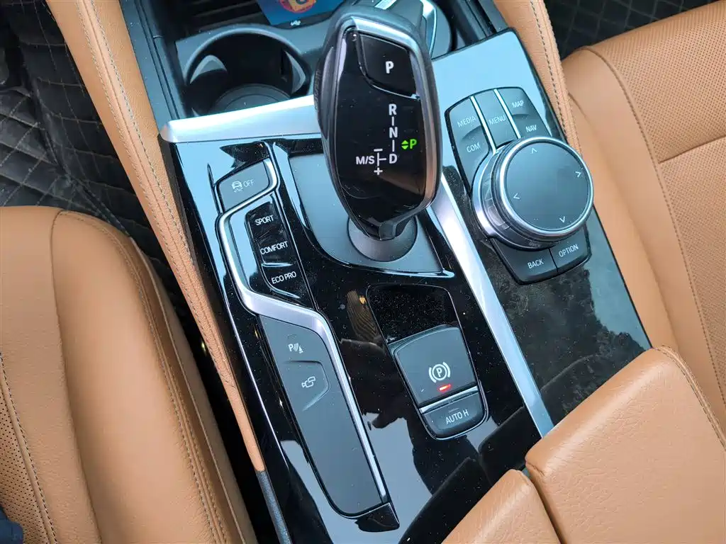 BMW 5 Series 2018 — фото 10