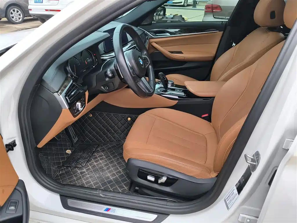 BMW 5 Series 2018 — фото 11