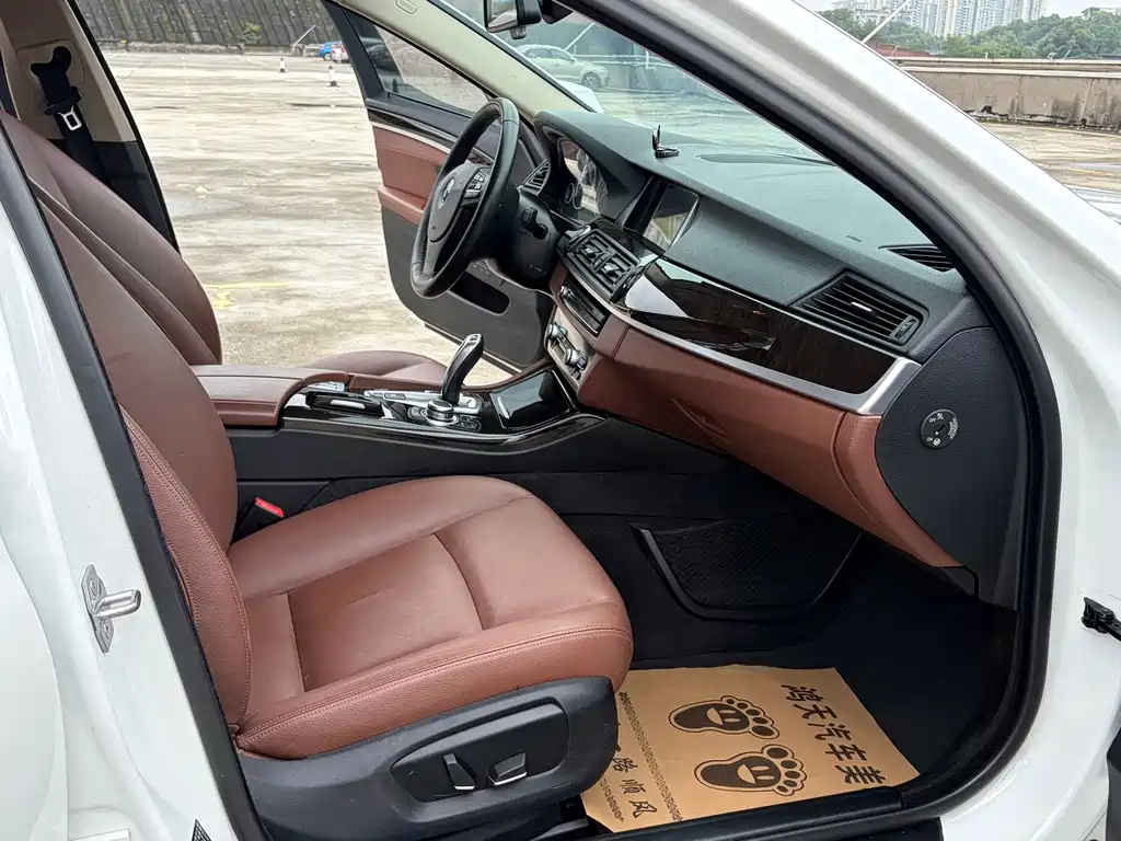 BMW 5 Series 2015 — фото 10
