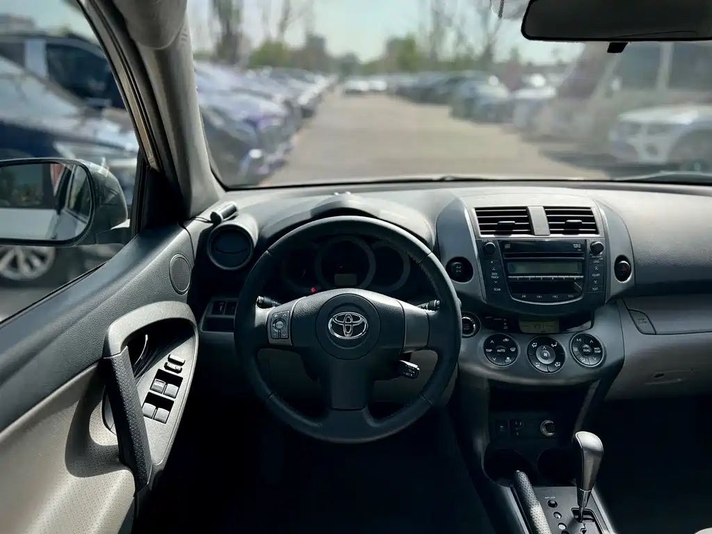 Toyota RAV4 2010 — фото 11