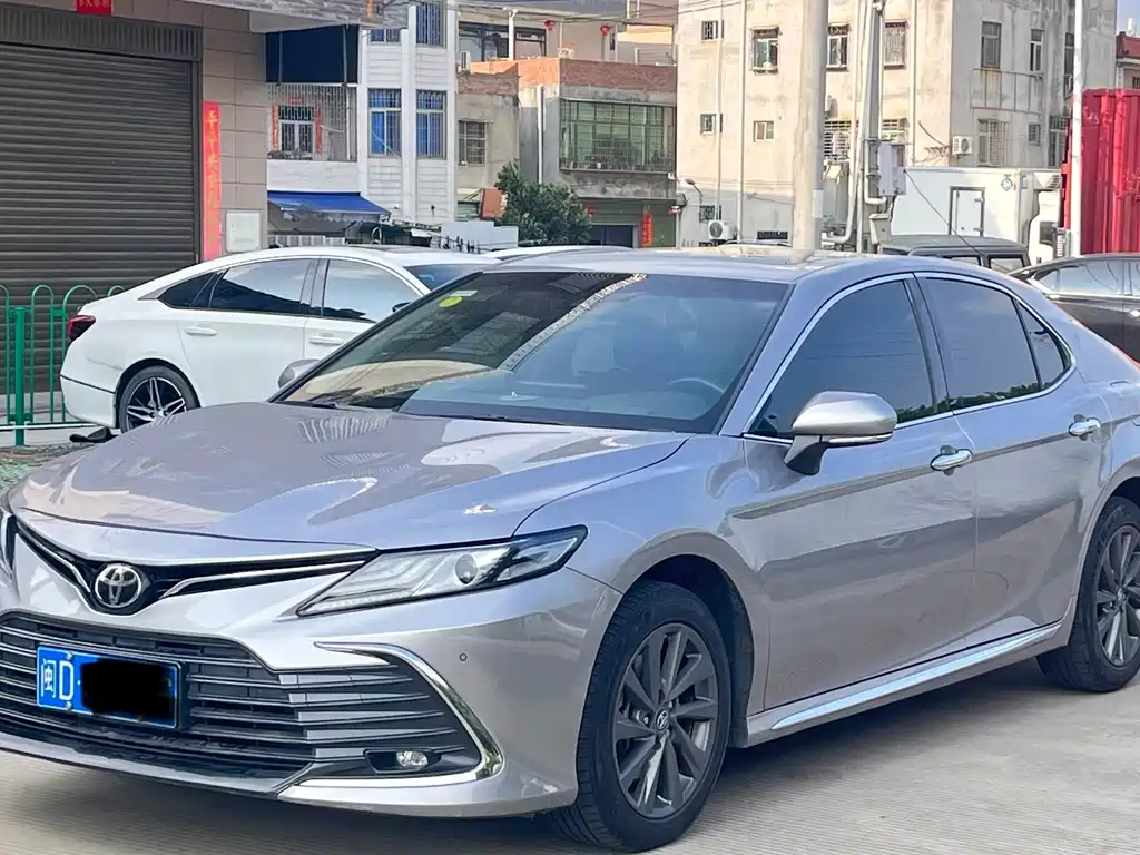 Toyota Camry 2023 — фото 1