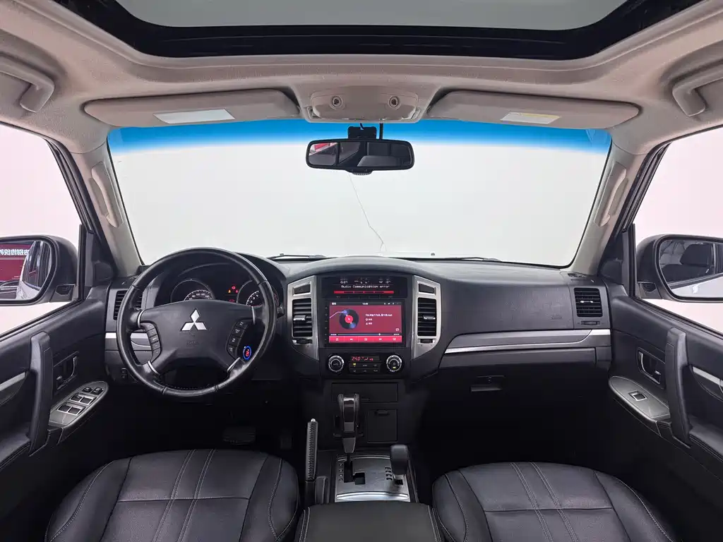Mitsubishi Pajero 2018 — фото 11