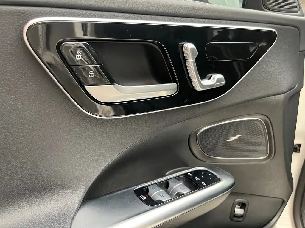 Mercedes-Benz C-Class 2025 — фото 10