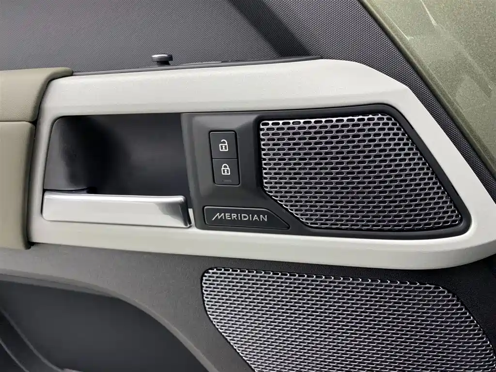 Land Rover Defender 2021 — фото 21