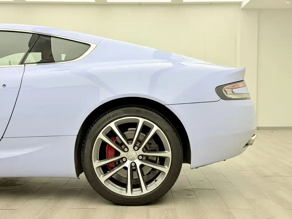 Aston Martin DB9 2011 — фото 13