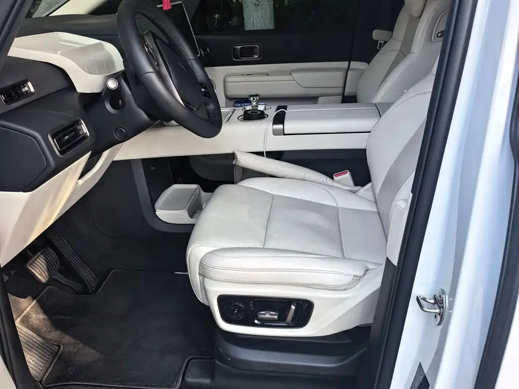 Li Auto Li MEGA 2025