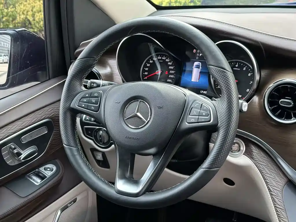 Mercedes-Benz V-Class 2023 — фото 16