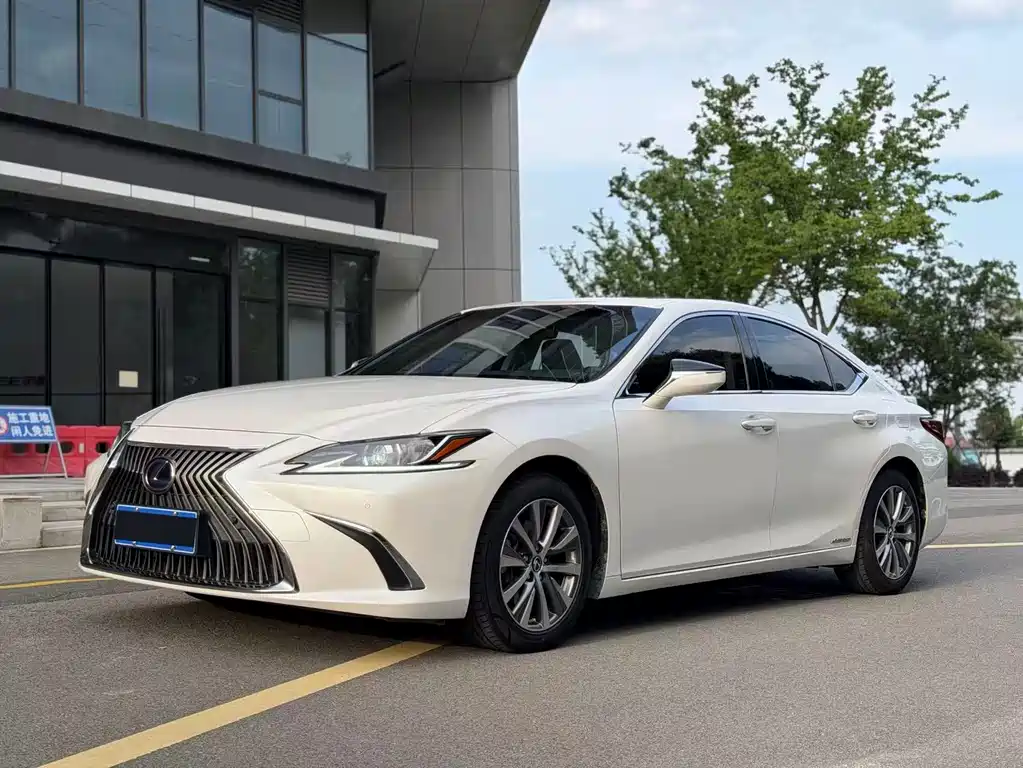 Lexus ES 2019 — фото 1