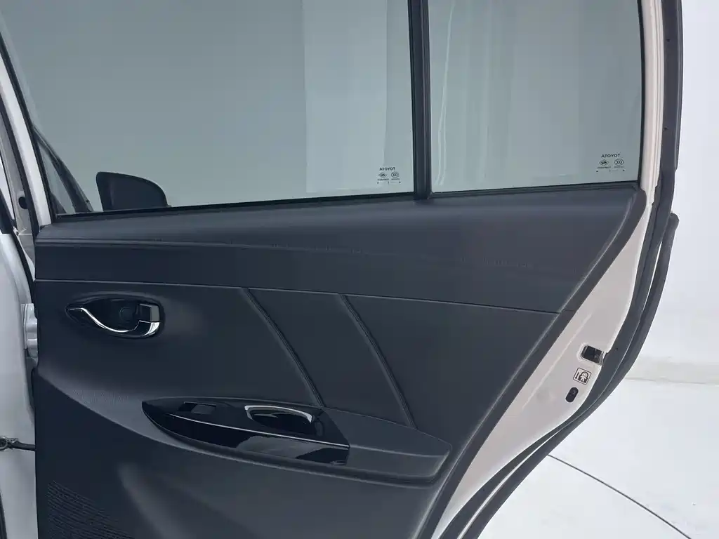 Toyota Yaris L 2023 — фото 27