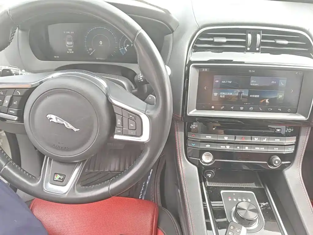 Jaguar F-PACE 2017 — фото 10