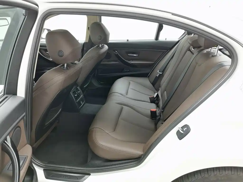 BMW 3 Series 2018 — фото 15