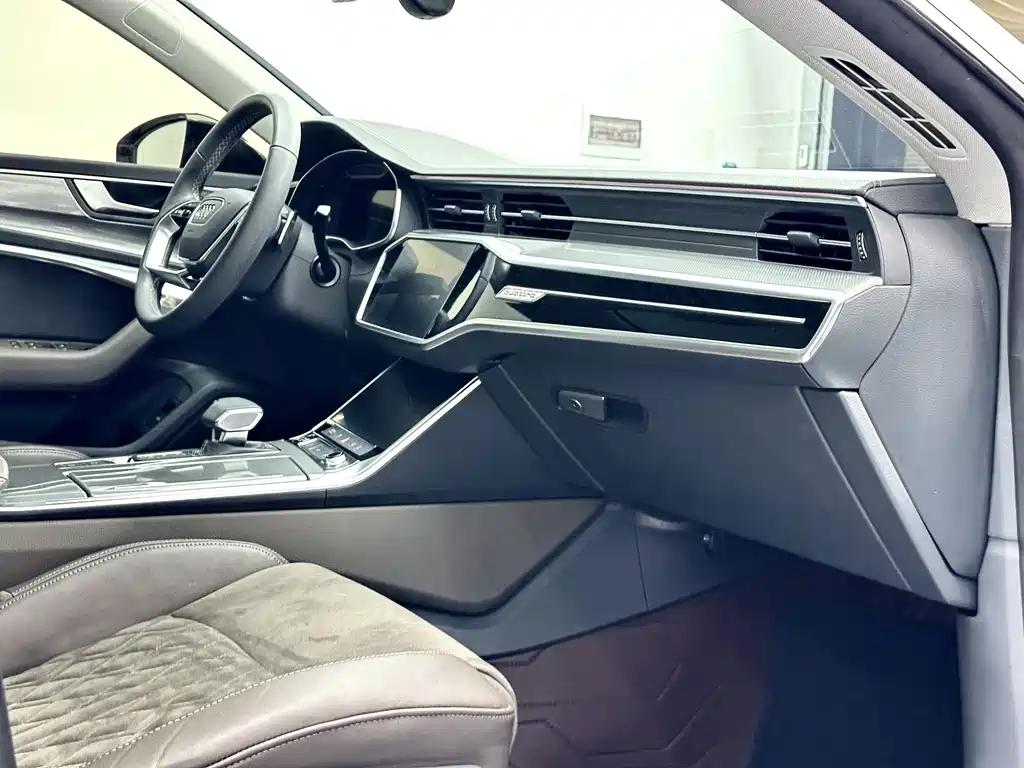 Audi A7L 2023 — фото 17