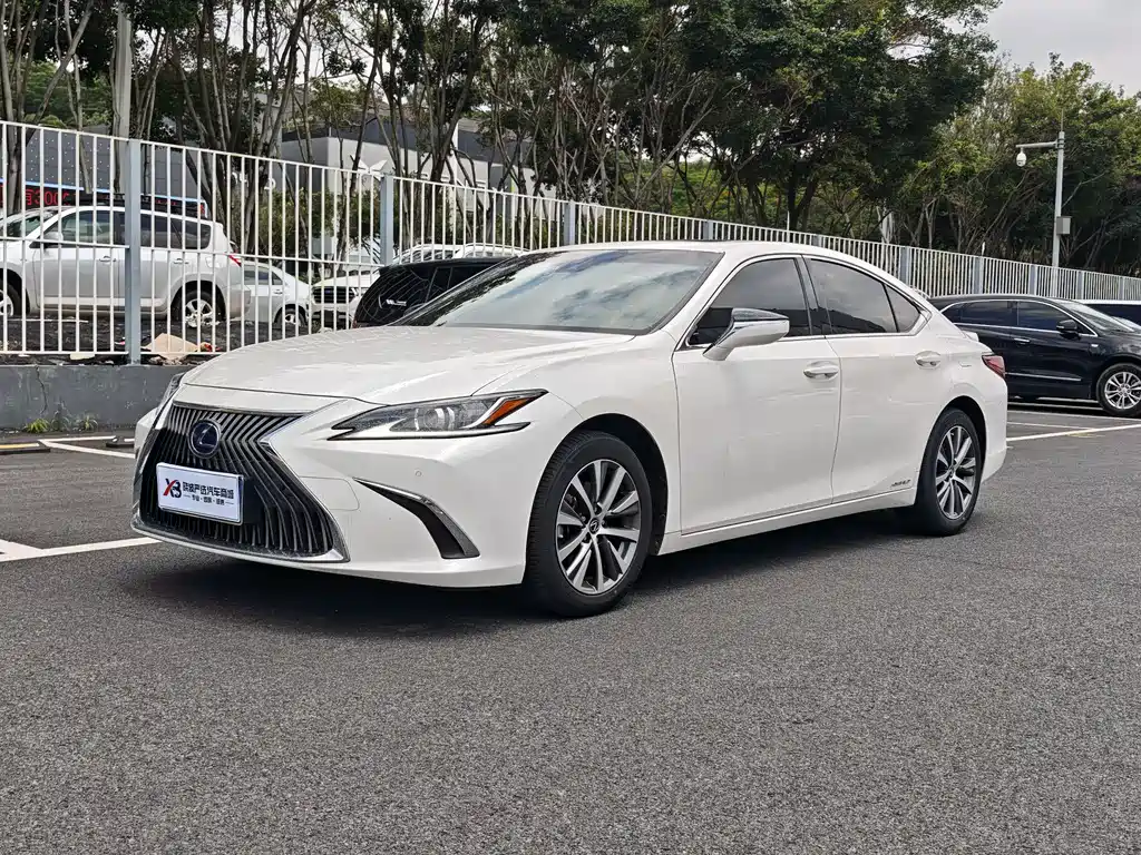 Lexus ES 2021 — фото 1