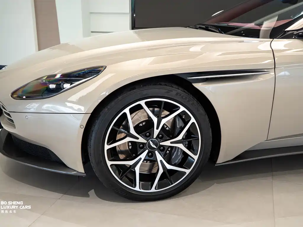 Aston Martin DB11 2018 — фото 20